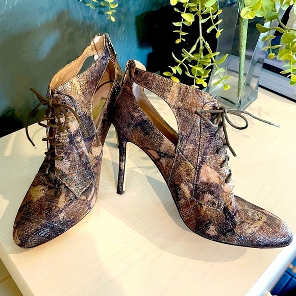 Louise et Cie Shoes - Louise Et Cie Gold Fleck Tie Heels 7 1/2